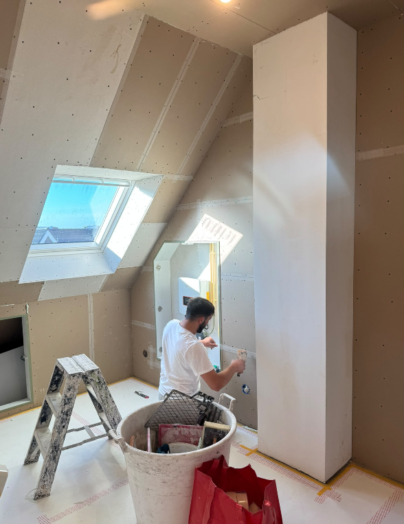 Vakman van ABK Afbouw aan het werk tijdens een stucproject